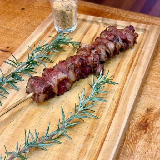 Espetinho de Carne com bacon